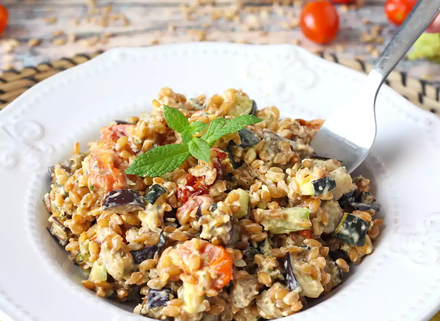 Kabak, patlıcan ve çeri domatesli kremalı kılçıksız buğday salatası