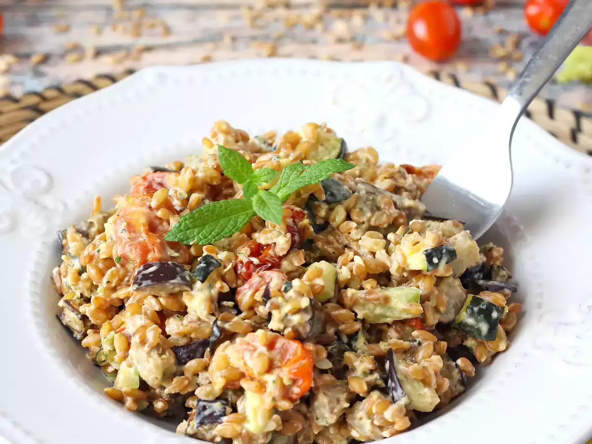 Kabak, patlıcan ve çeri domatesli kremalı kılçıksız buğday salatası