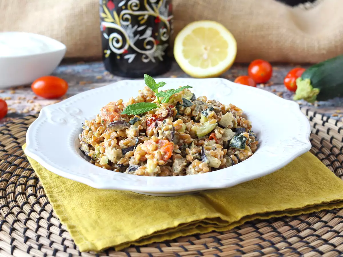 Kabak, patlıcan ve çeri domatesli kremalı kılçıksız buğday salatası - fotoğraf 3