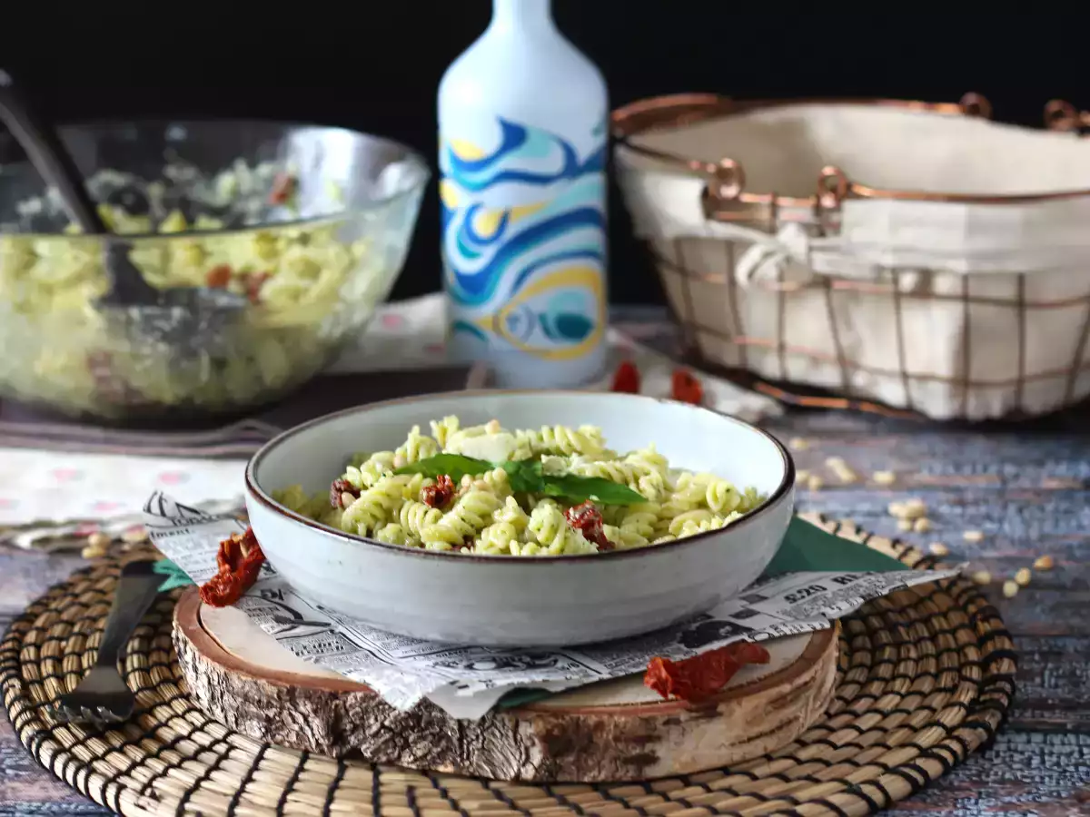 Kabak pesto, buffalo mozzarella ve güneşte kurutulmuş domatesli soğuk makarna - fotoğraf 3