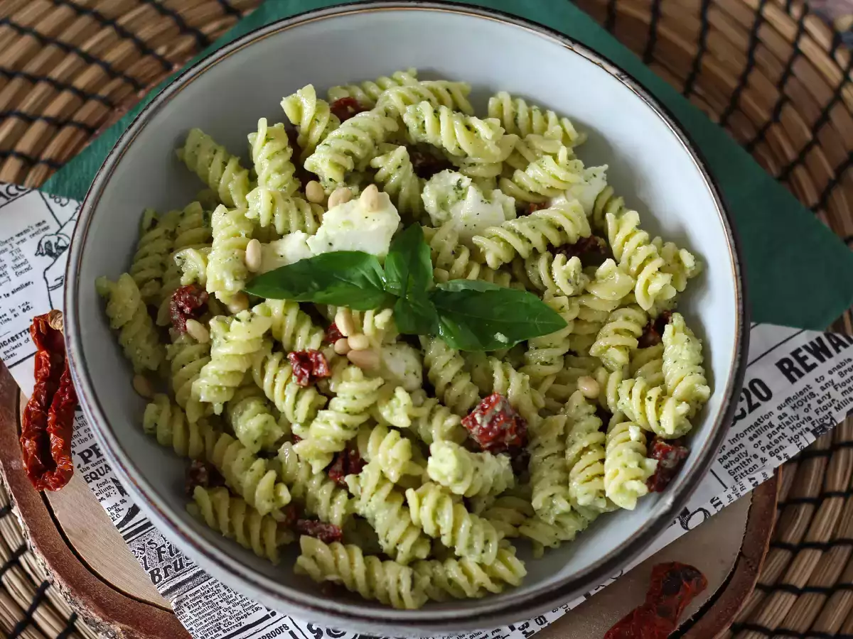 Kabak pesto, buffalo mozzarella ve güneşte kurutulmuş domatesli soğuk makarna - fotoğraf 4