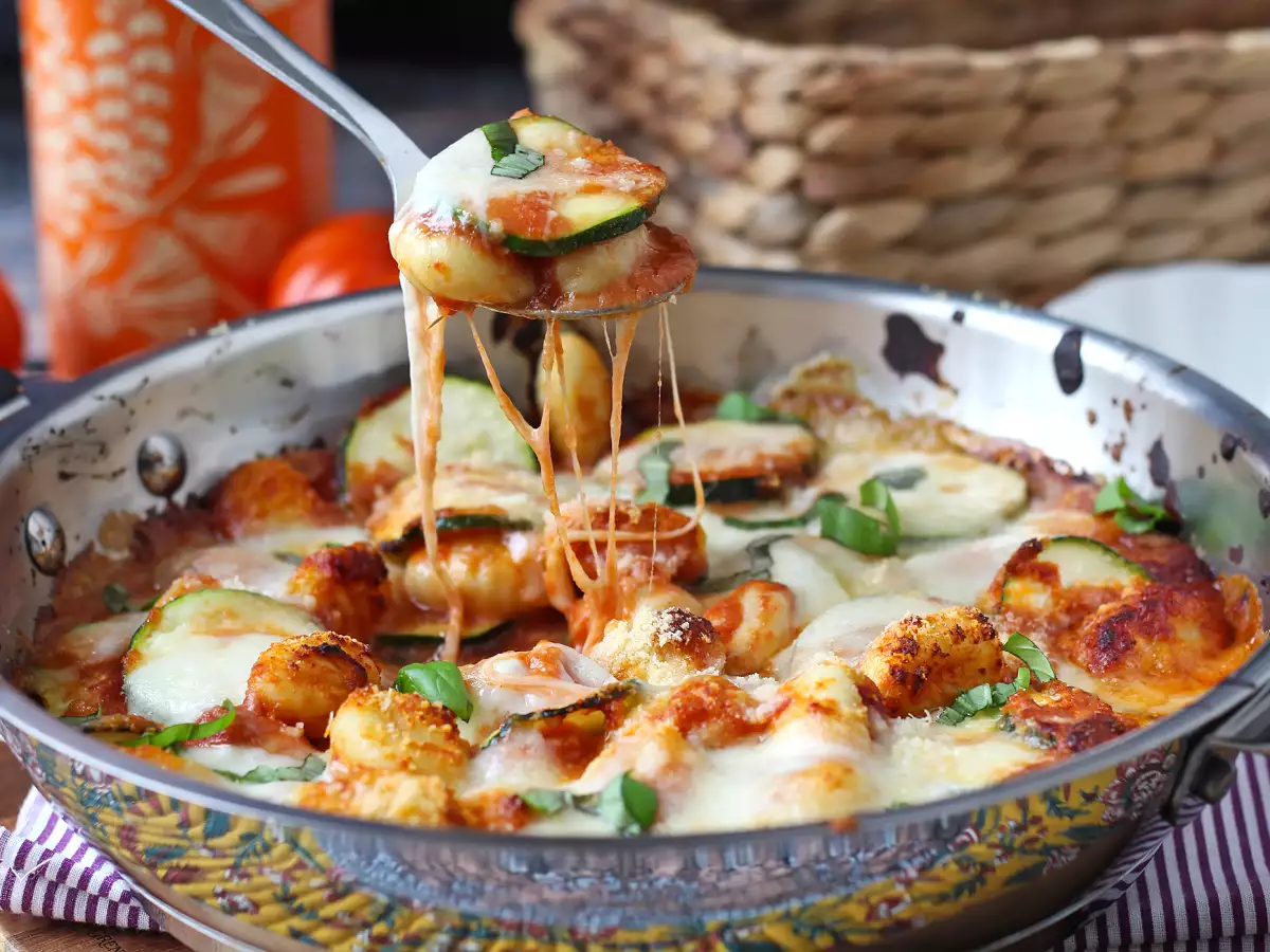 Kabaklı, gnocchi ve mozzarella peynirli graten için hızlı tarif