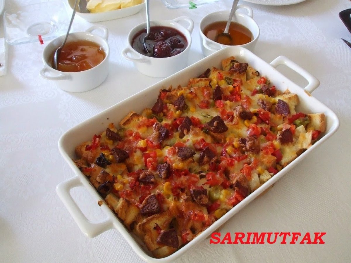 KAHVALTI MASAM EKMEK PİZZASI VE KAŞARLI DOMATESLER