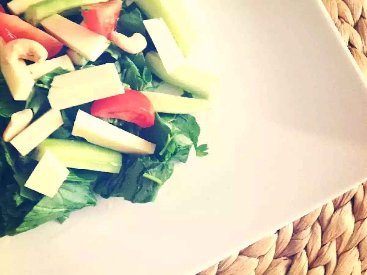 KAJU FISTIKLI KAHVALTI SALATASI