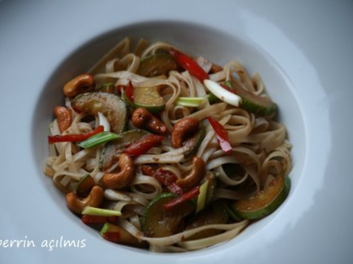 Kaju ve kabaklı pirinç noodle......