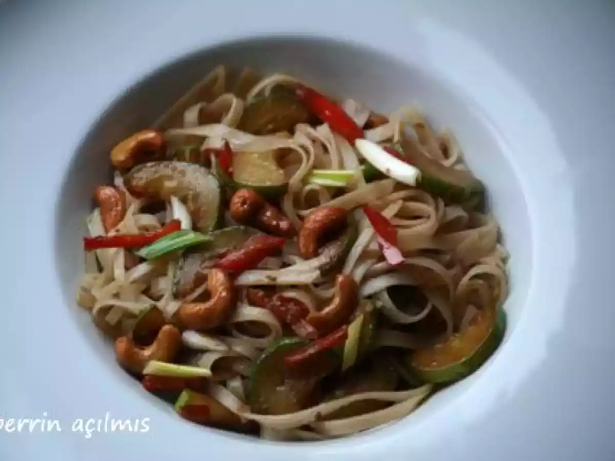Kaju ve kabaklı pirinç noodle......