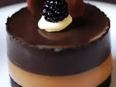 Karamel ve çikolotanın birlikteliği karamelli çikolota pasta
