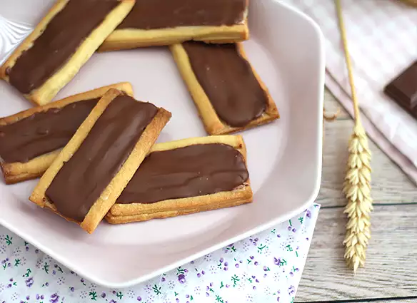 Karamelli ve sütlü çikolatalı twix bisküvileri