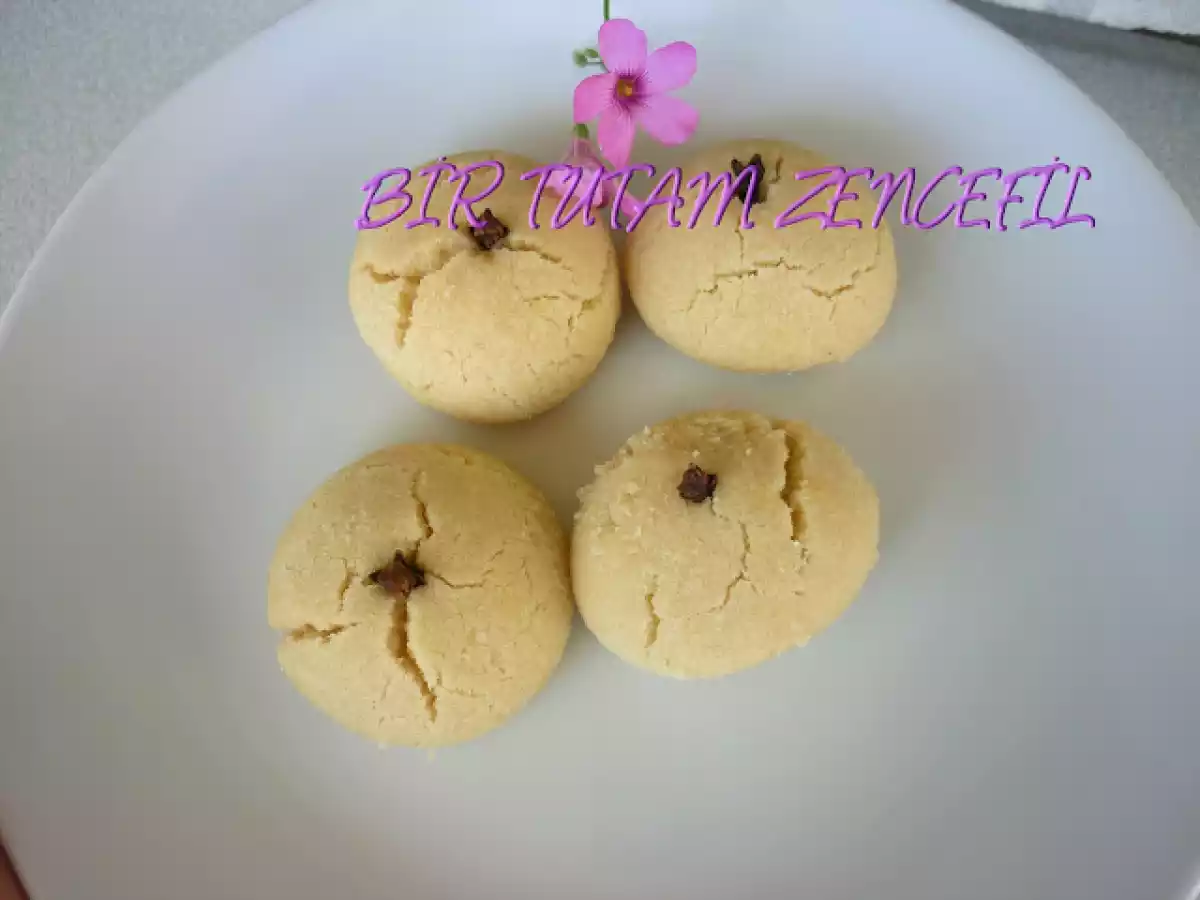 KARANFİLLİ DAMLA SAKIZLI UN KURABİYESİ