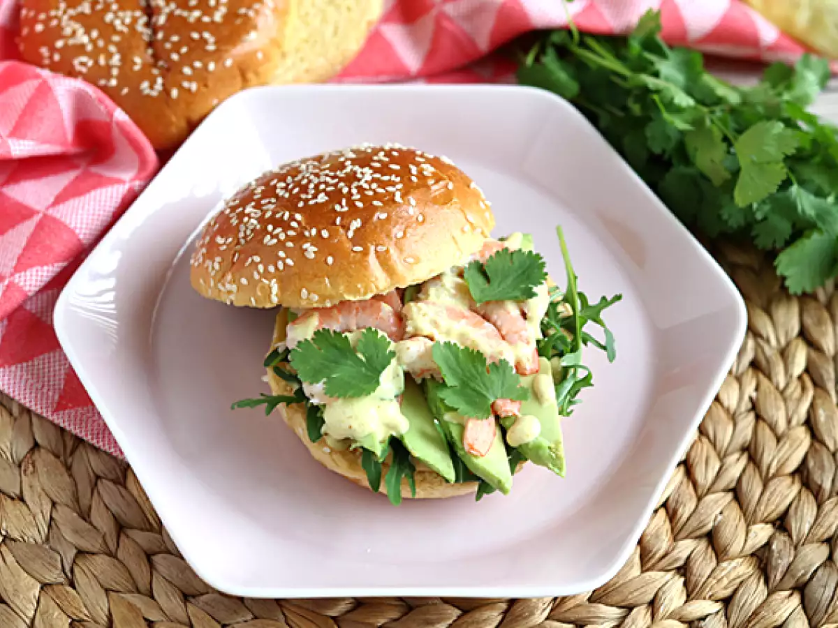 Karides, avokado ve kişnişli sandviç - fotoğraf 3