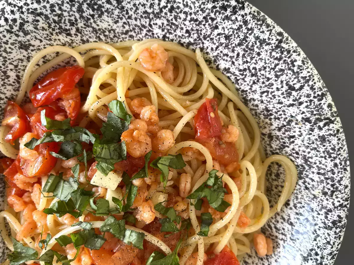Karidesli ve çeri domatesli spagetti, lezzetli bir ilk yemek için hızlı bir tarif