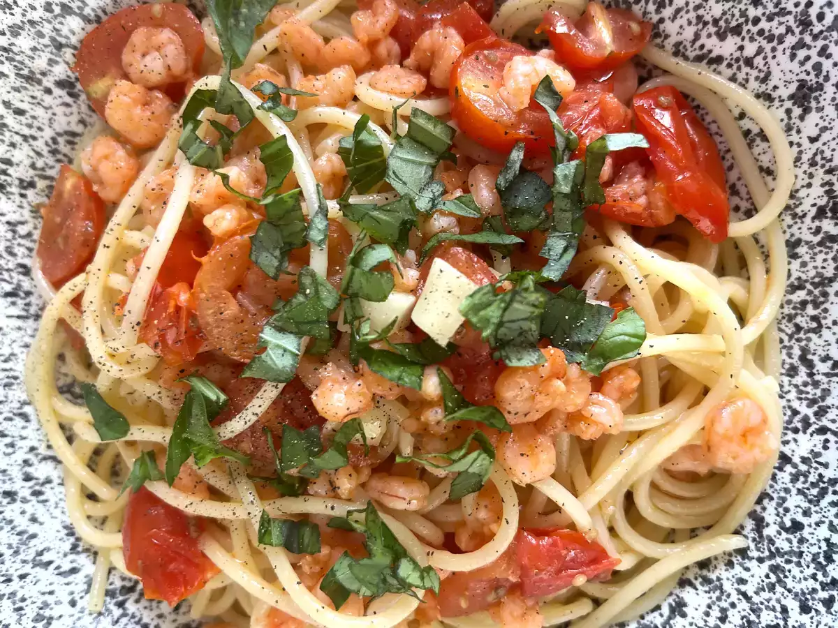 Karidesli ve çeri domatesli spagetti, lezzetli bir ilk yemek için hızlı bir tarif - fotoğraf 2