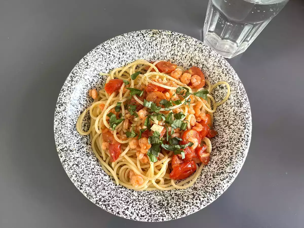 Karidesli ve çeri domatesli spagetti, lezzetli bir ilk yemek için hızlı bir tarif - fotoğraf 3