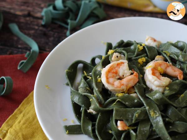 Karidesli ve limonlu spirulina makarna: eşsiz bir tada sahip, besin açısından zengin bir ilk yemek