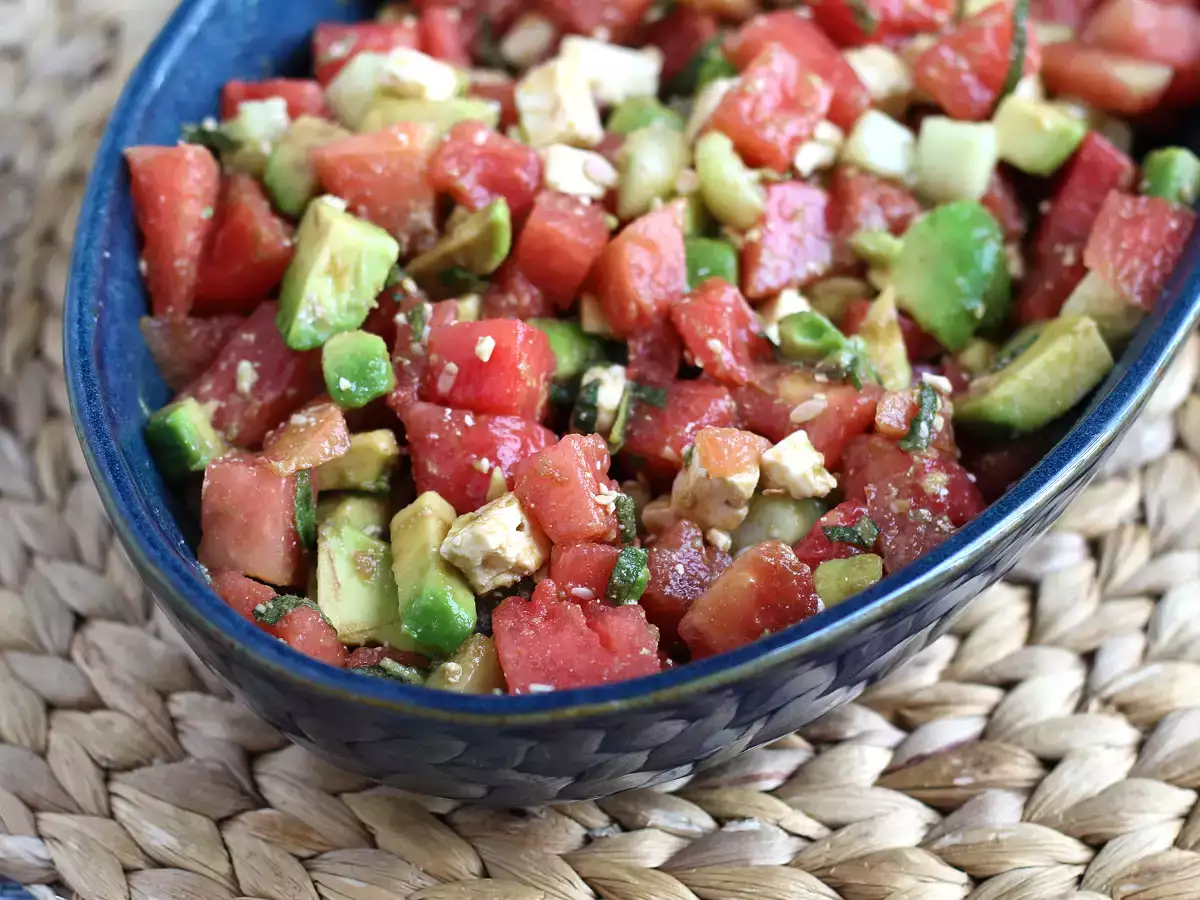 Karpuz, beyaz peynir, avokado ve salatalık salatası: ekstra taze! - fotoğraf 2