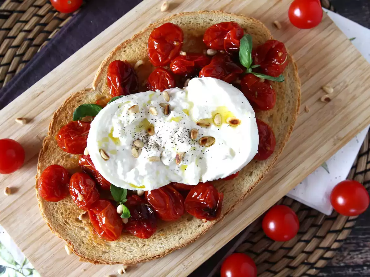 Kavrulmuş domates ve burrata bruschetta