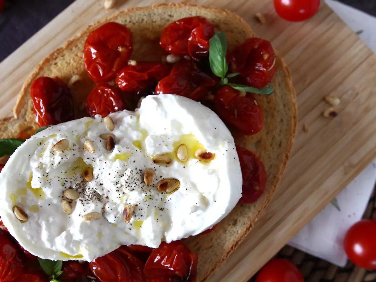 Kavrulmuş domates ve burrata bruschetta - fotoğraf 2