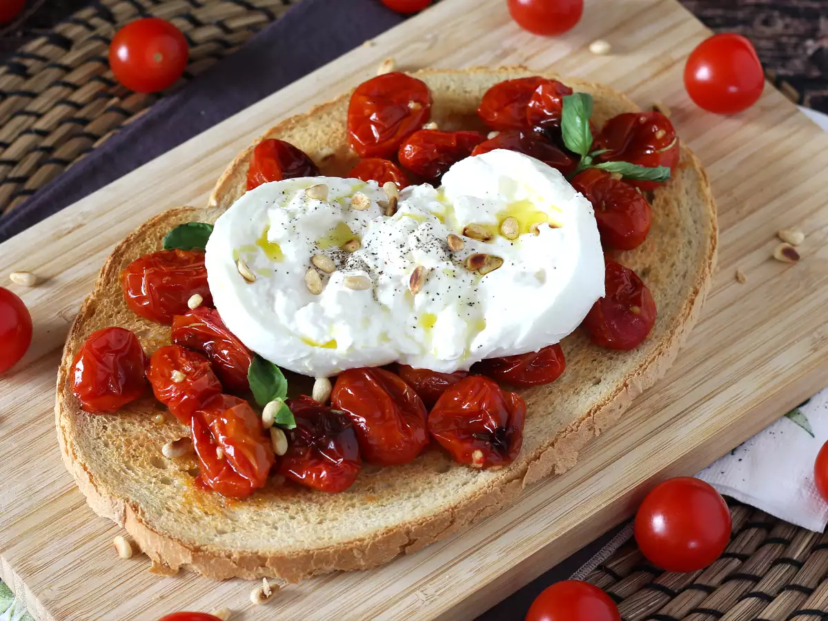 Kavrulmuş domates ve burrata bruschetta - fotoğraf 3