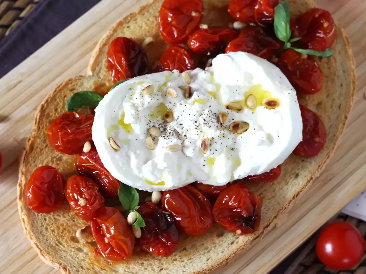 Kavrulmuş domates ve burrata bruschetta - fotoğraf 4