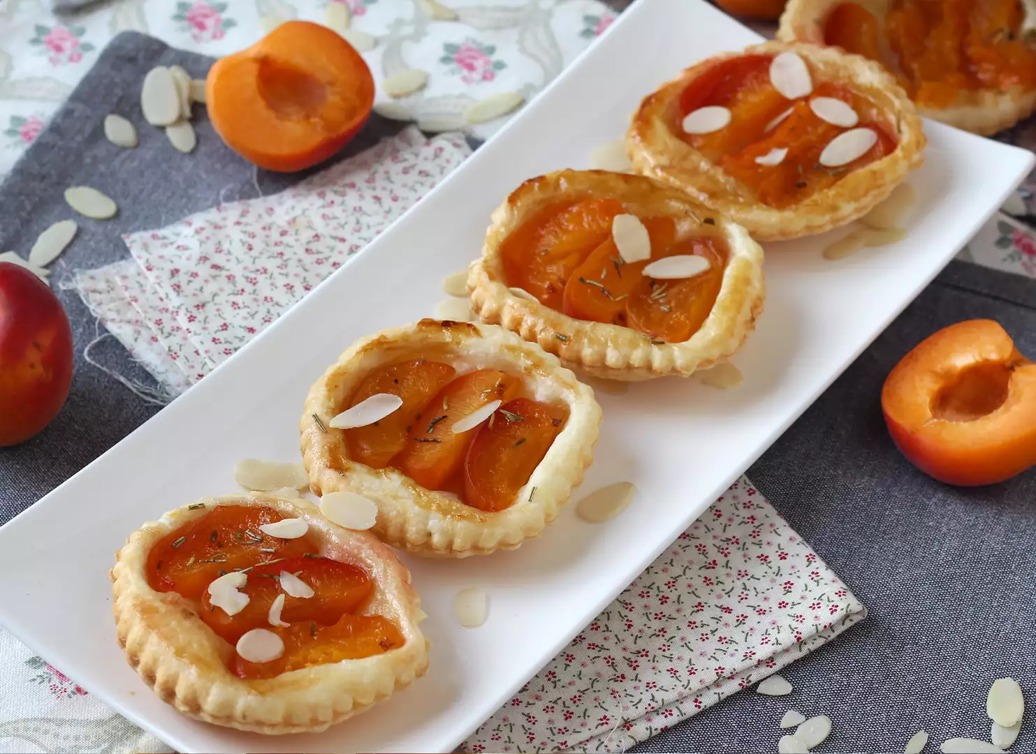 Kayısılı tartelettes tatin, misafirleriniz olduğunda hızlı tatlı!