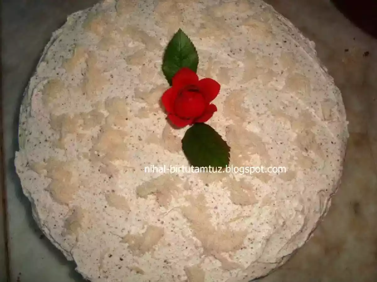 Keçiboynuzu unlu kremalı pasta