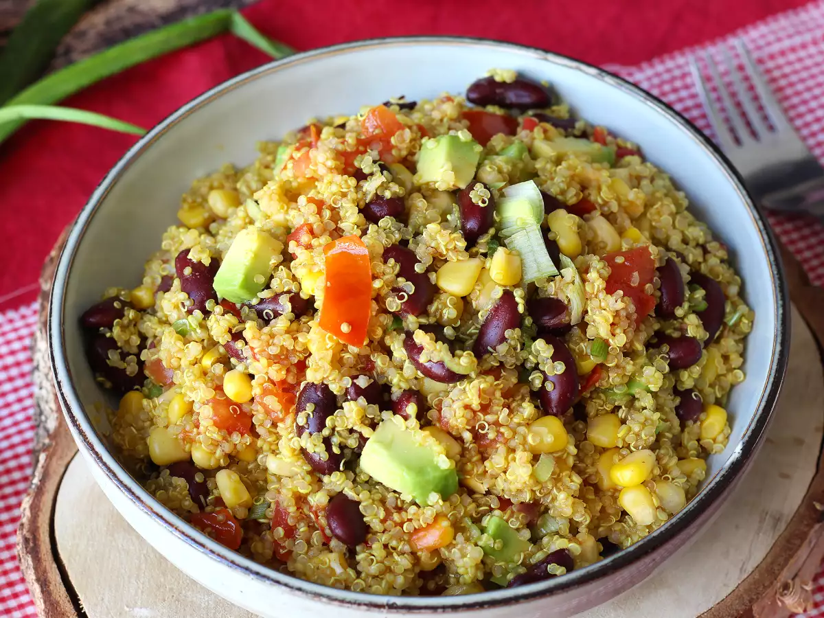 Kinoa, kırmızı fasulye ve mısırlı proteinli salata - fotoğraf 2
