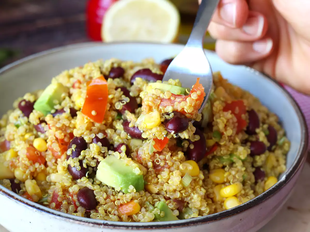 Kinoa, kırmızı fasulye ve mısırlı proteinli salata - fotoğraf 3