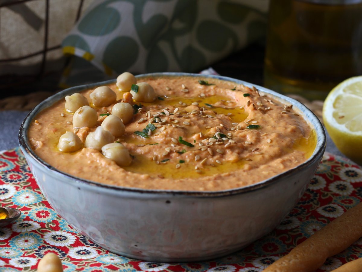 Kırmızı biberli humus