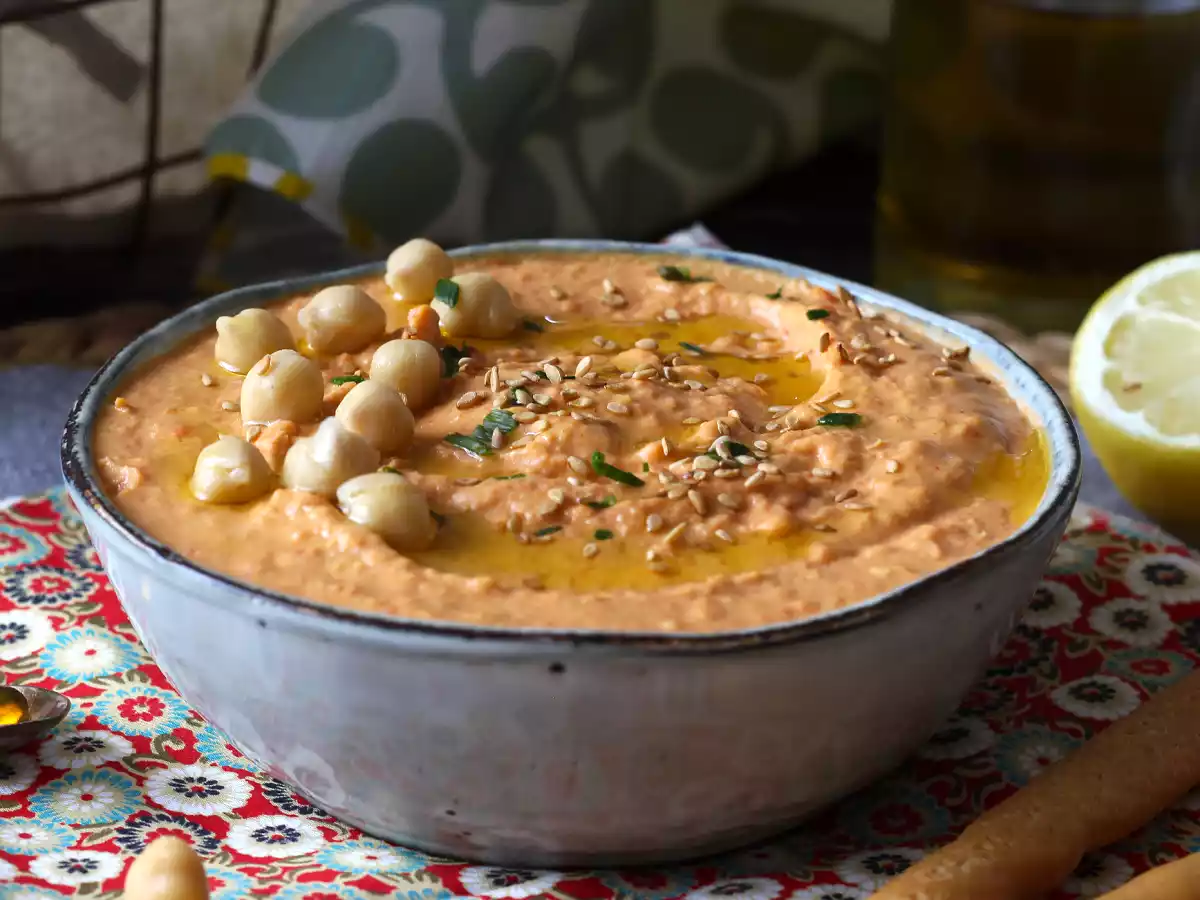 Kırmızı biberli humus