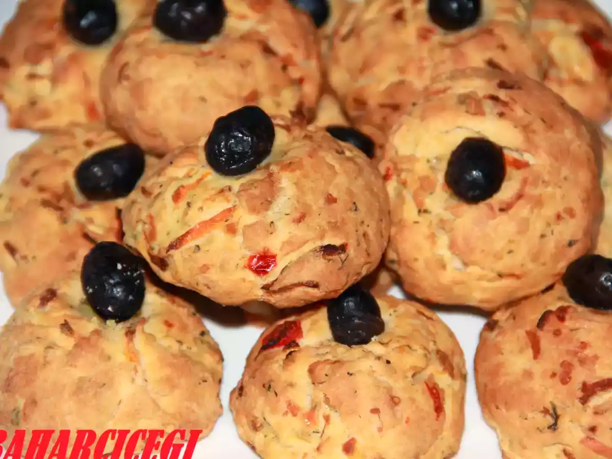 KIRMIZI BIBERLI ZEYTINLI CÖREK