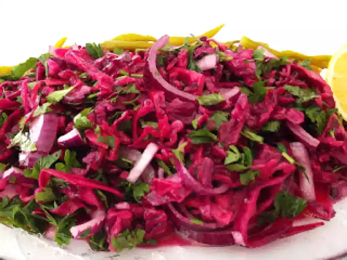 KIRMIZI LAHANA SALATASI LİMONLU, SİRKELİ, YOĞURTLU :))