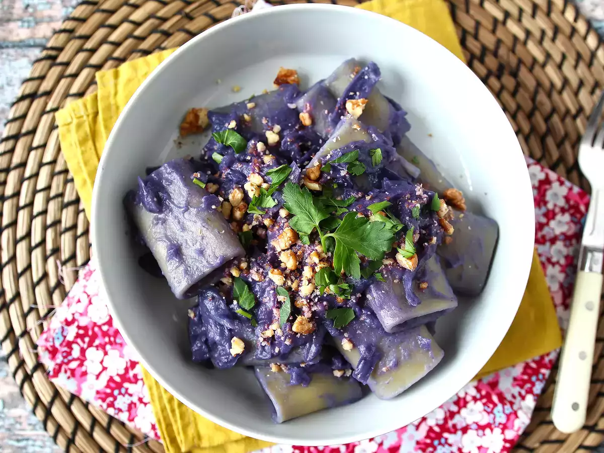 Kırmızı lahana ve cevizli makarna, güzel görünen ve hazırlaması kolay ilk yemek - fotoğraf 3