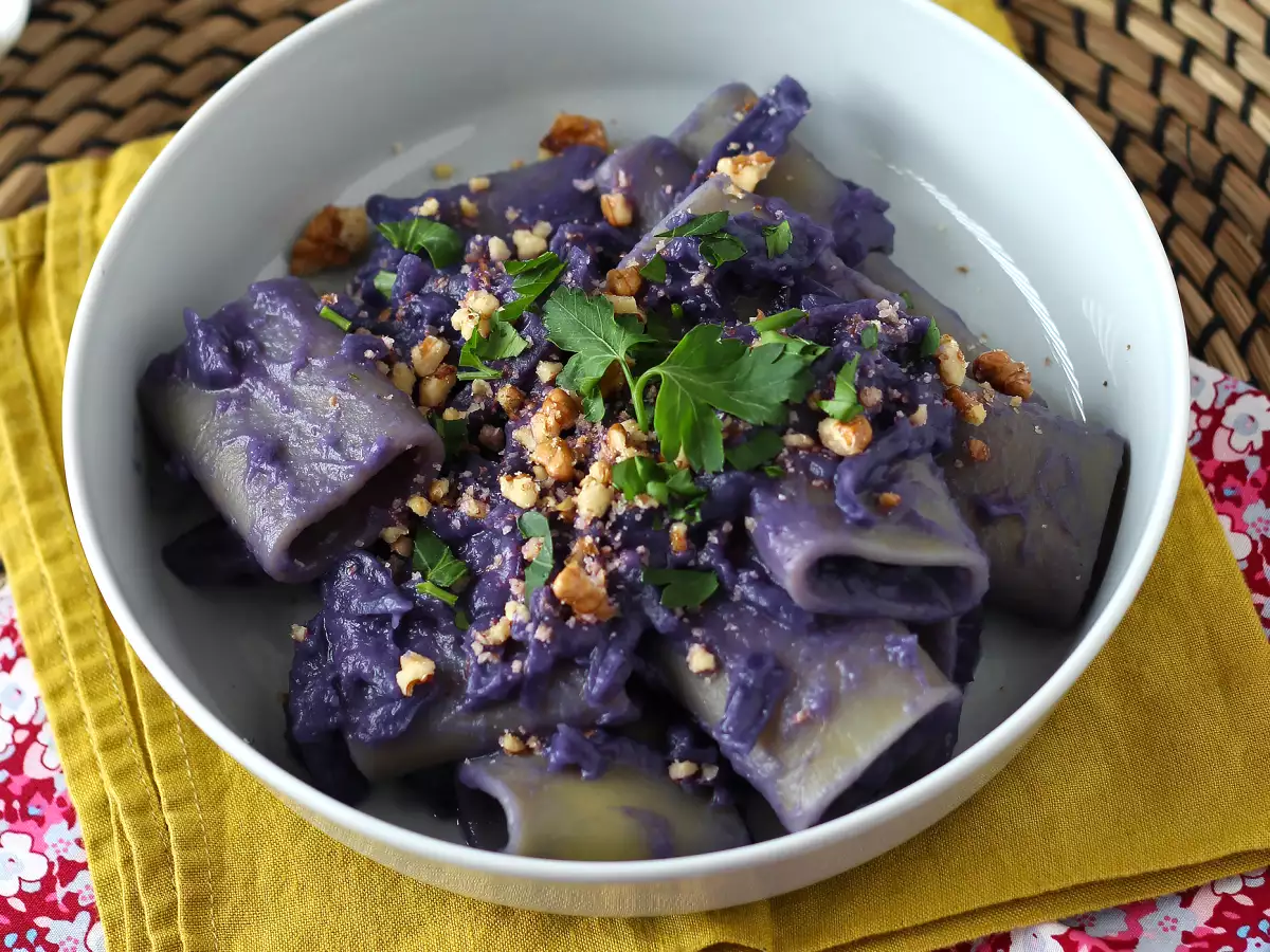 Kırmızı lahana ve cevizli makarna, güzel görünen ve hazırlaması kolay ilk yemek - fotoğraf 5