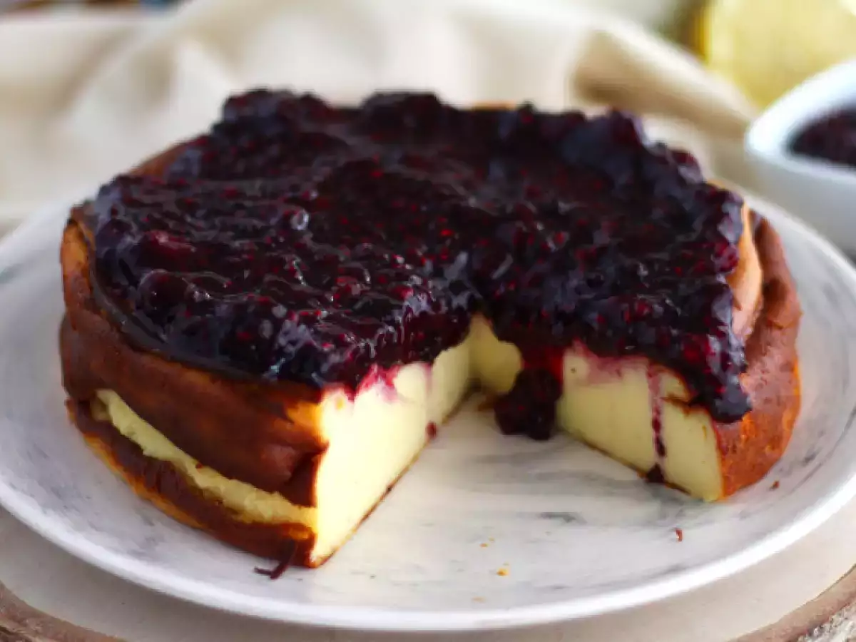 Kırmızı meyve kompostolu şekerli yoğunlaştırılmış sütlü cheesecake
