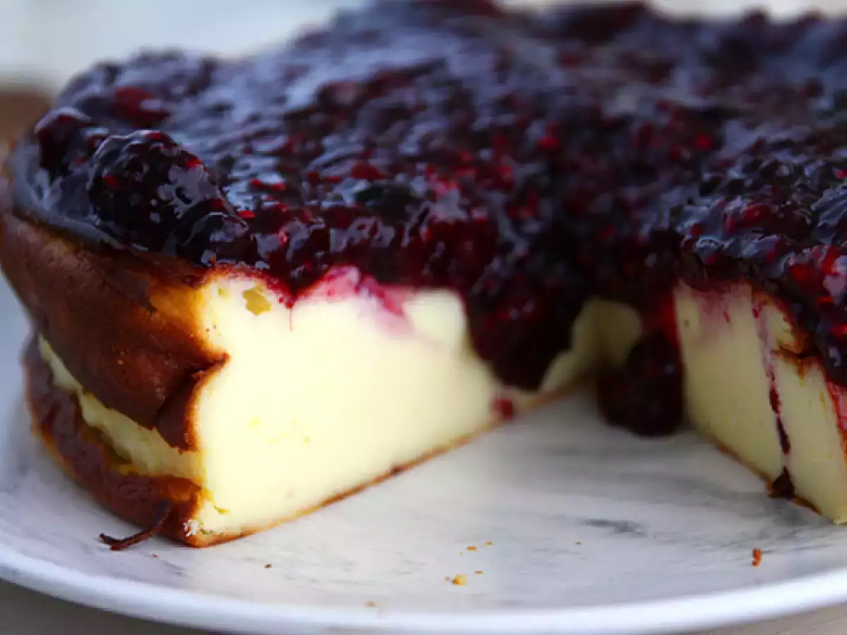 Kırmızı meyve kompostolu şekerli yoğunlaştırılmış sütlü cheesecake - fotoğraf 3