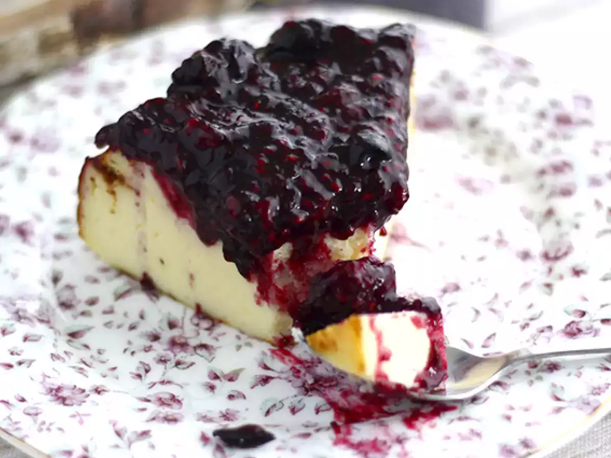 Kırmızı meyve kompostolu şekerli yoğunlaştırılmış sütlü cheesecake - fotoğraf 4