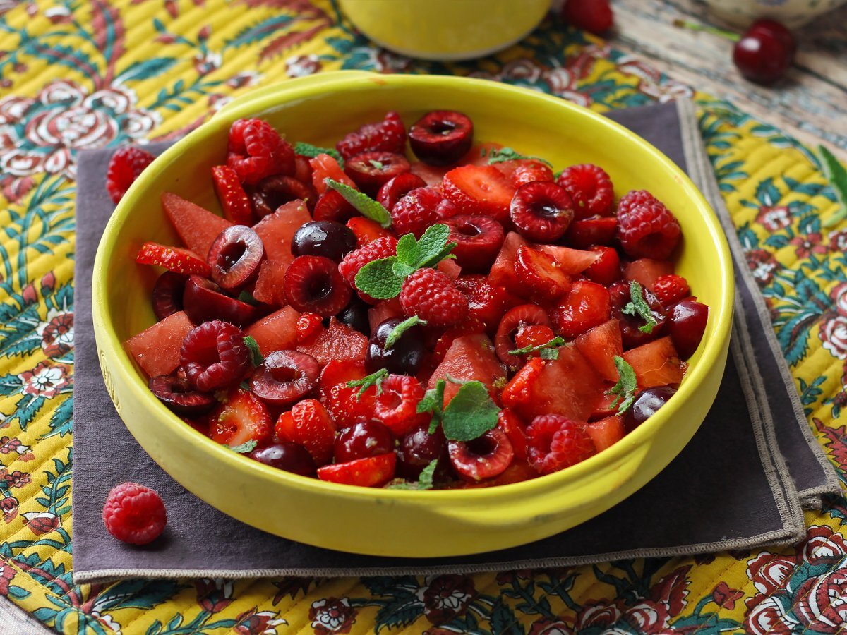 Kırmızı meyve salatası: çilek, ahududu, kiraz ve karpuz, yaz için mükemmel! - fotoğraf 2