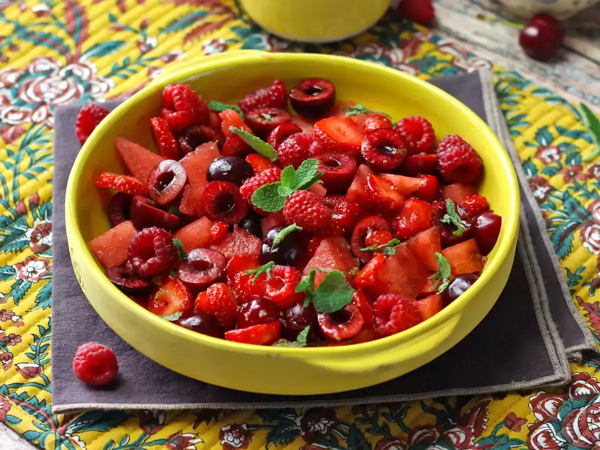 Kırmızı meyve salatası: çilek, ahududu, kiraz ve karpuz, yaz için mükemmel! - fotoğraf 2