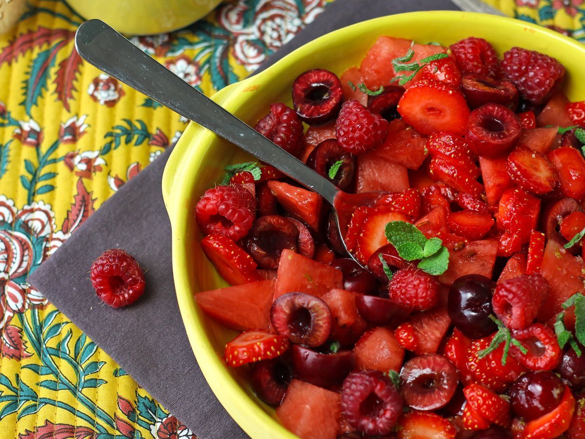 Kırmızı meyve salatası: çilek, ahududu, kiraz ve karpuz, yaz için mükemmel! - fotoğraf 3