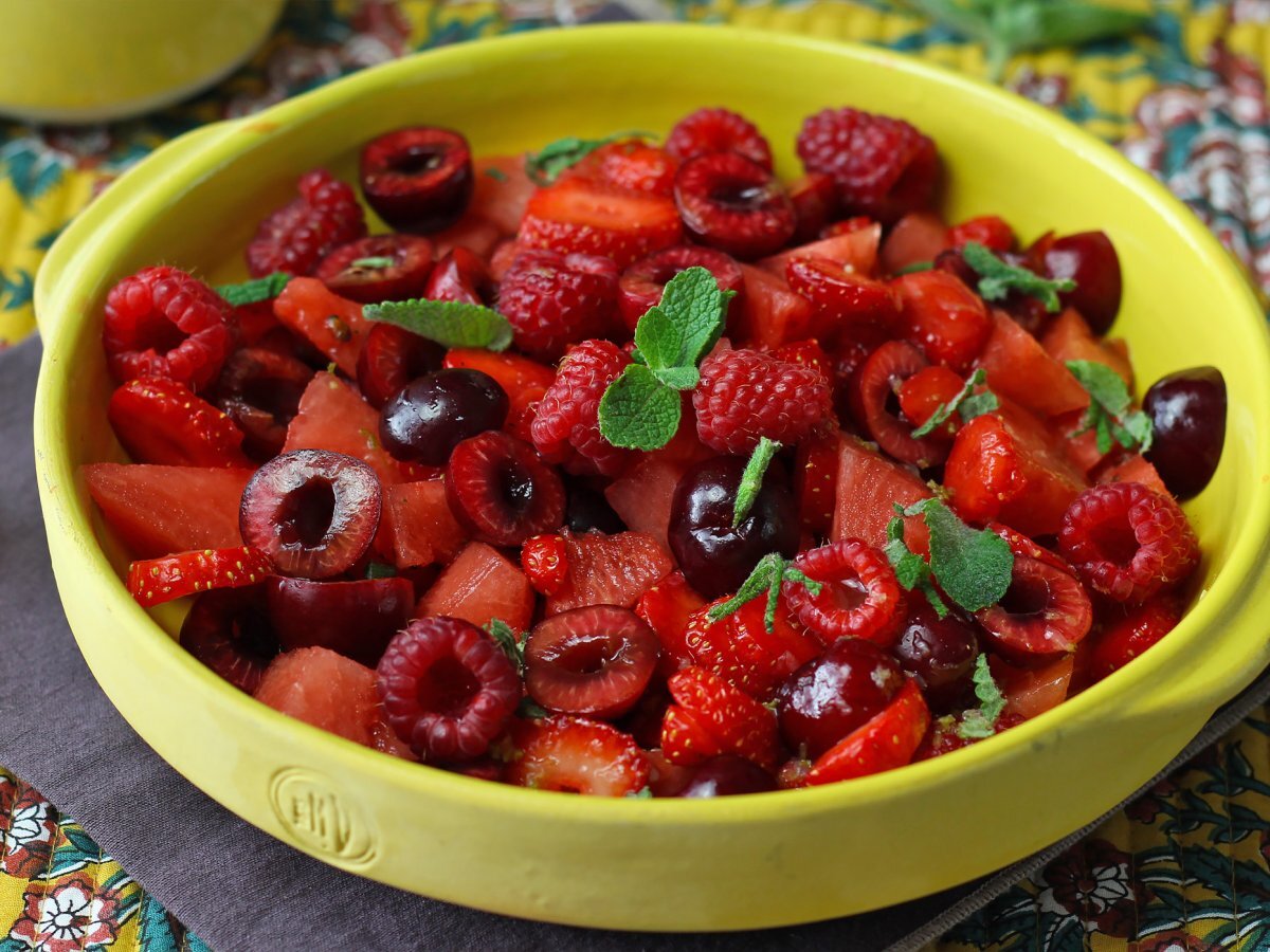 Kırmızı meyve salatası: çilek, ahududu, kiraz ve karpuz, yaz için mükemmel! - fotoğraf 4