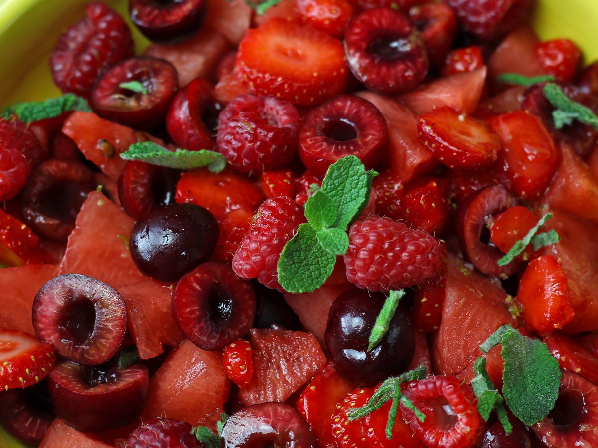Kırmızı meyve salatası: çilek, ahududu, kiraz ve karpuz, yaz için mükemmel! - fotoğraf 5