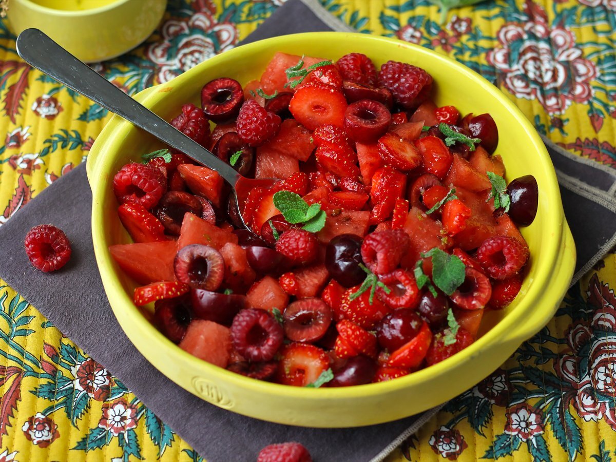 Kırmızı meyve salatası: çilek, ahududu, kiraz ve karpuz, yaz için mükemmel! - fotoğraf 6