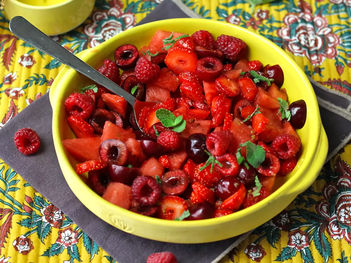 Kırmızı meyve salatası: çilek, ahududu, kiraz ve karpuz, yaz için mükemmel! - fotoğraf 6