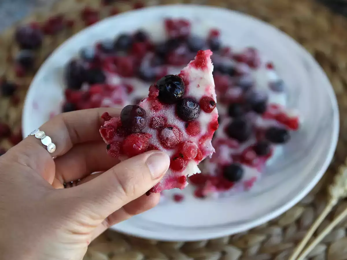 Kırmızı meyveli dondurulmuş yoğurt barları