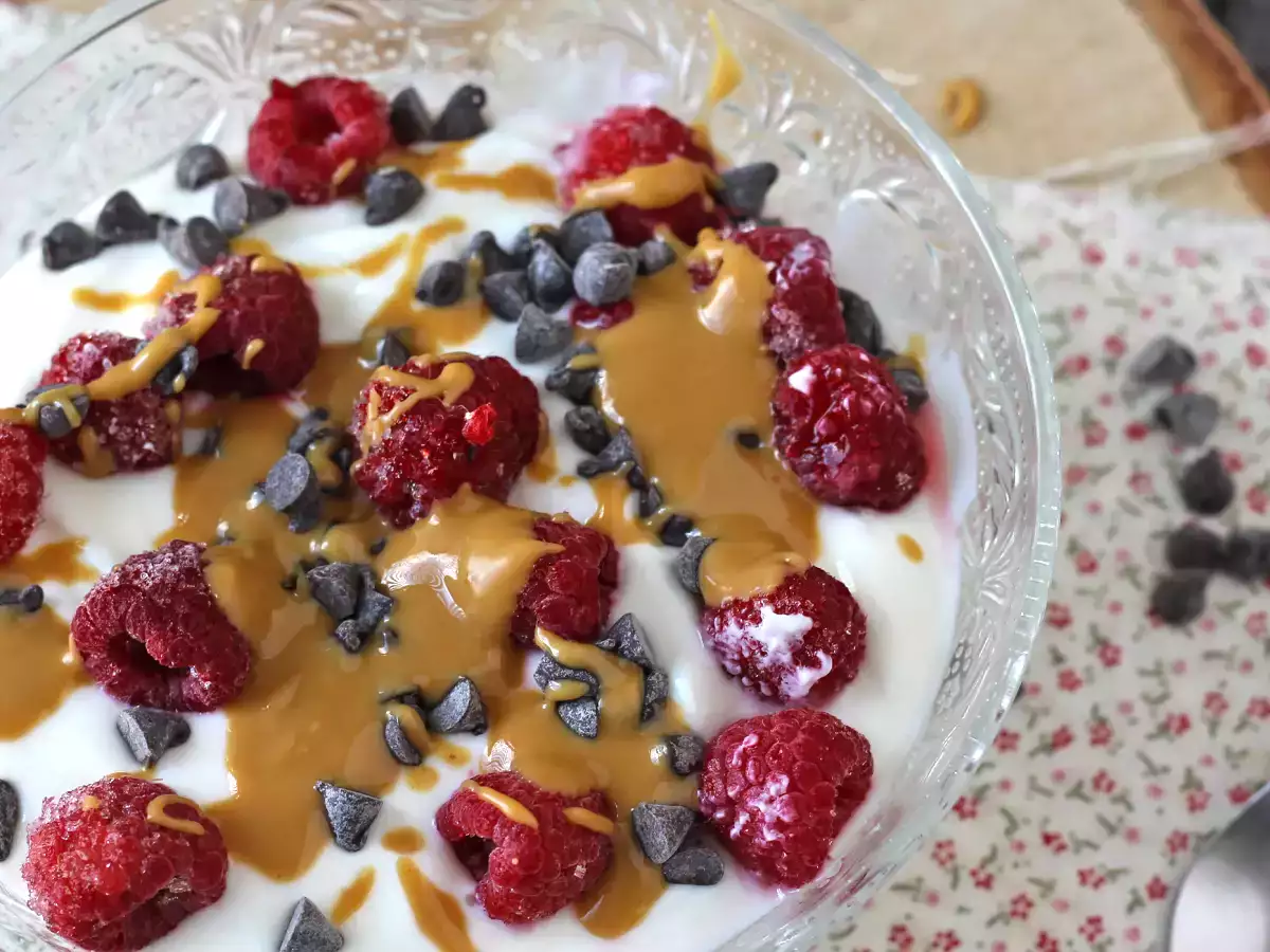 Kırmızı meyveli, fıstık ezmeli ve çikolatalı Skyr kasesi - fotoğraf 2