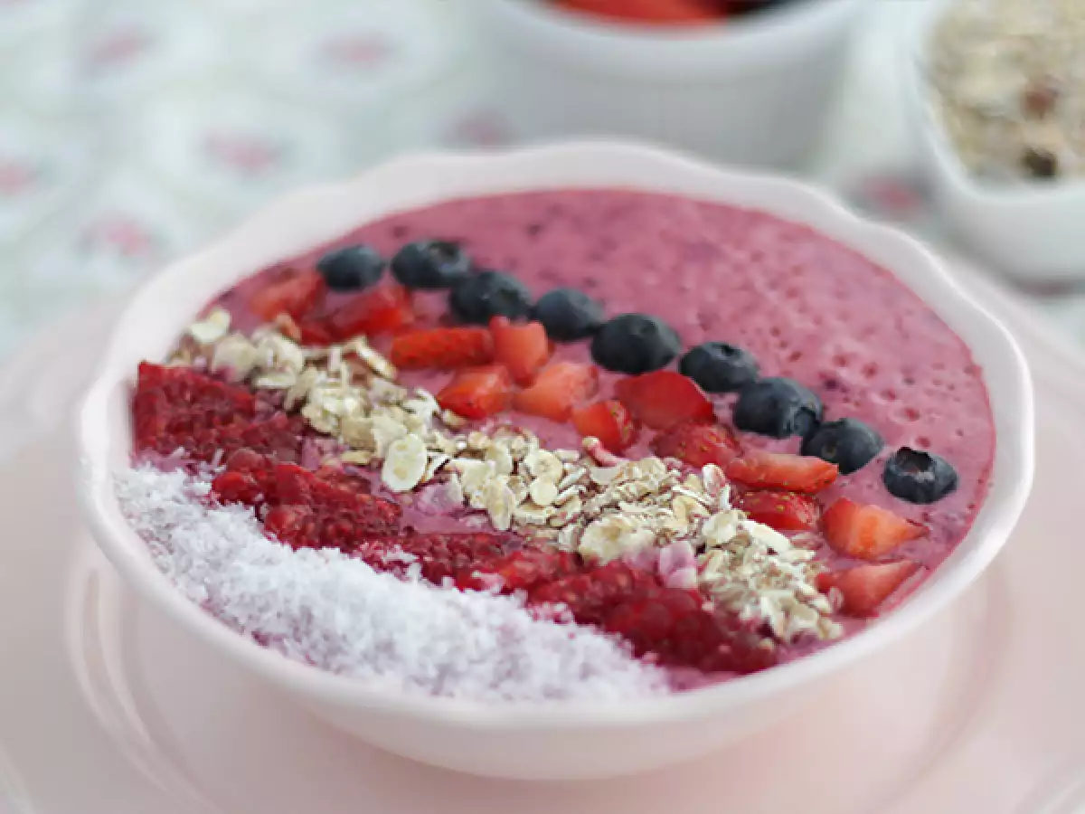 Kırmızı Meyveli Smoothie Bowl