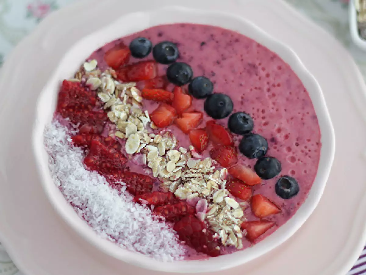 Kırmızı Meyveli Smoothie Bowl - fotoğraf 2
