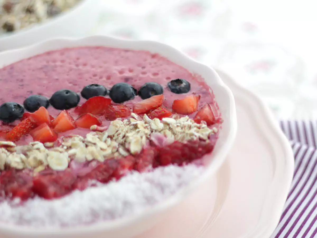 Kırmızı Meyveli Smoothie Bowl - fotoğraf 3