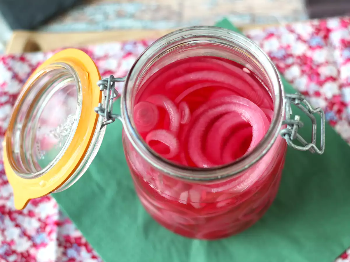 Kırmızı soğan turşusu, yemeklerinizi zenginleştirmek için mükemmel! - fotoğraf 6