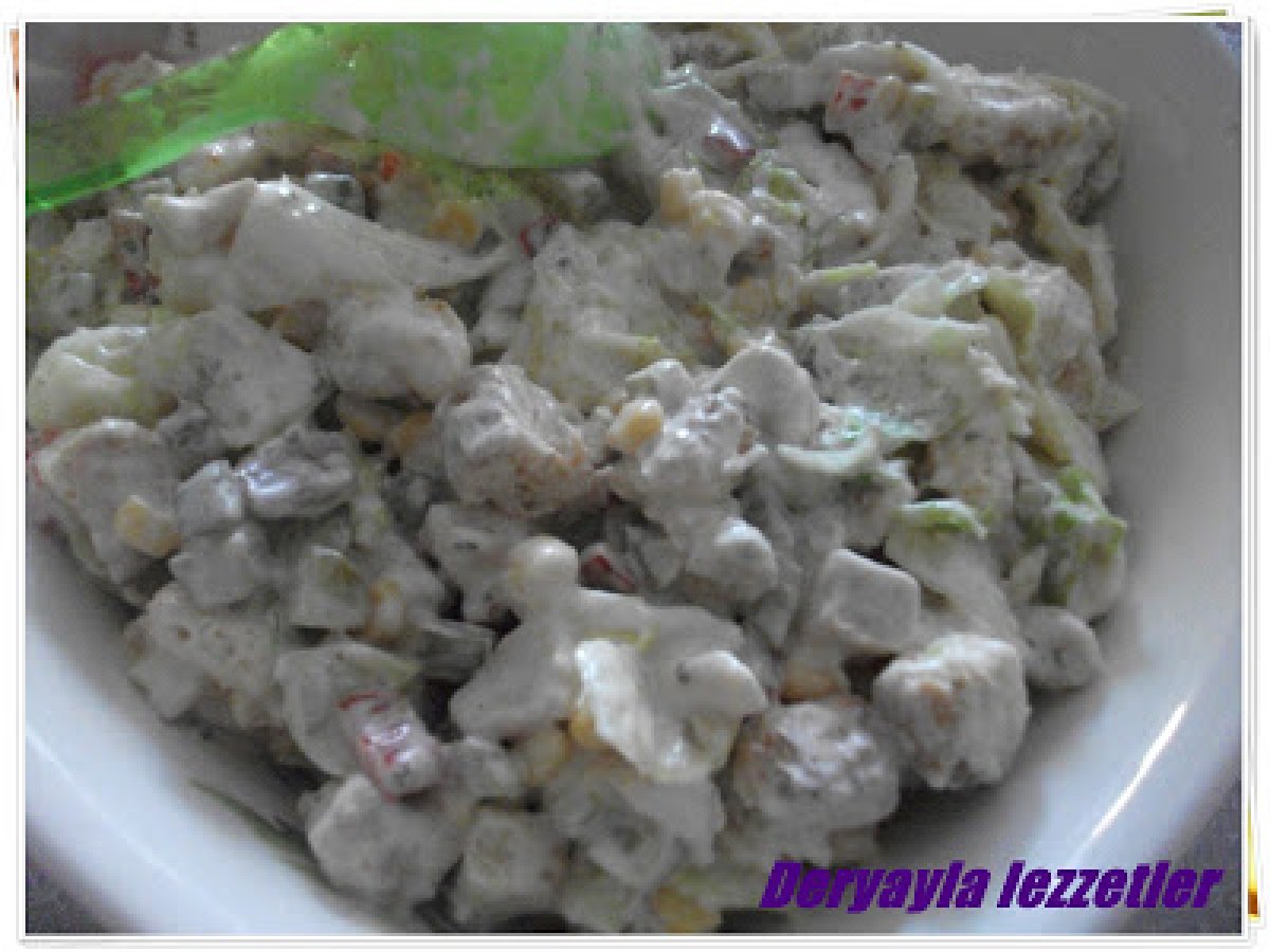 Kıtır Ekmekli Tavuklu salata